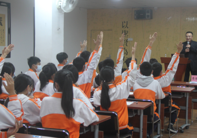 分层分类丰厚多样的选修课程形成体现校园办学特色的课程系列