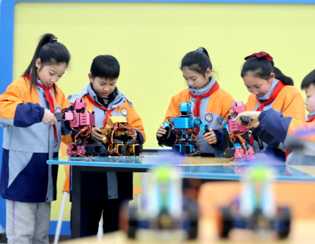 青少年在主动学习着手试验实践探求中科技梦想培养科技精神